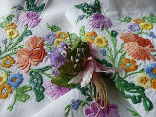 Vintage Hand Embroidered Linen Tablecloth=striking Flowers In Circle & Bouquets