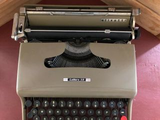 Vintage Olivetti Lettera 22 portable typewriter made in Italy - 3