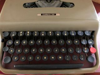 Vintage Olivetti Lettera 22 portable typewriter made in Italy - 4