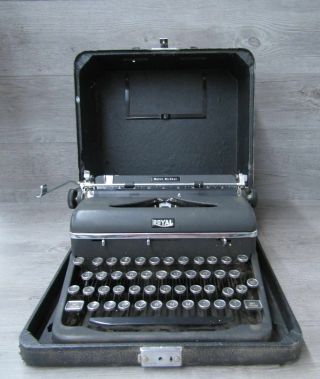 Vintage Royal Typewriter Quiet De Luxe