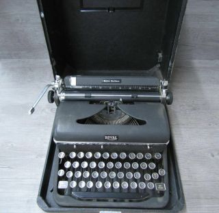 Vintage Royal Typewriter Quiet De Luxe 2