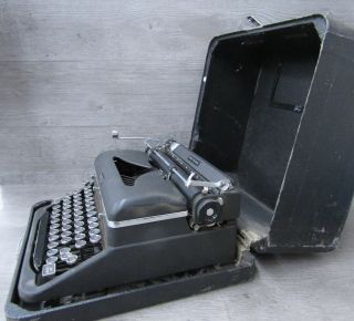 Vintage Royal Typewriter Quiet De Luxe 3