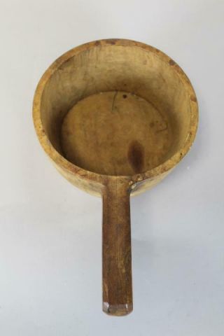 VERY RARE EARLY 18TH C CARVED WOODEN DIPPER IN MAPLE WITH HANDLE IN OLD SURFACE 4