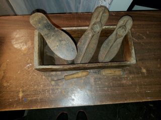 Lee ' s Handy Cobbler Wooden Box - 3 Shoe Molds And Stand 4