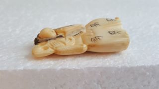 Detailed Hand Carved Japanese Bovine Bone Netsuke Man With Revolving Face 7