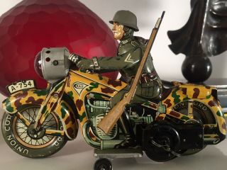 CKO/Arnold tin clockwork military motorcycle,  1935,  Tin Toys Germany,  RIFLE 2