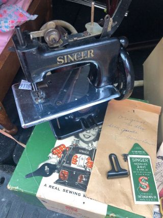 Vtg Singer Sewhandy Child ' s Toy Sewing Machine Model No.  20 w/Box & Xtra Needles 2