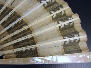 ELEGANT ANTIQUE 19 thC FRENCH HAND FAN LACE AND MOTHER OF PEARL by ERNEST KEES 7