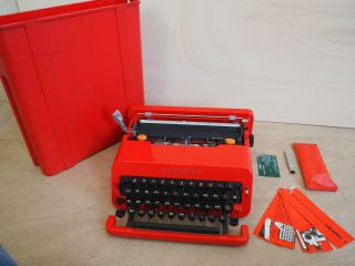 Typewriter Olivetti Valentine écrire Schreibmaschine Vintage 打字机 آلة كاتبة