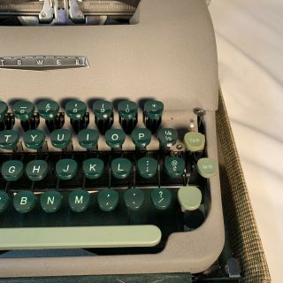 Antique 1965 Sears Tower Commander Portable Typewriter 3