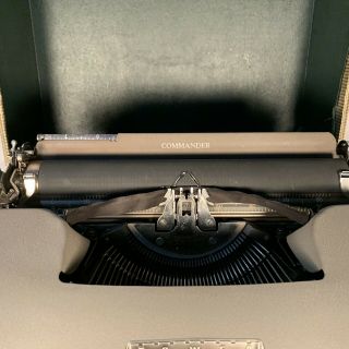 Antique 1965 Sears Tower Commander Portable Typewriter 4