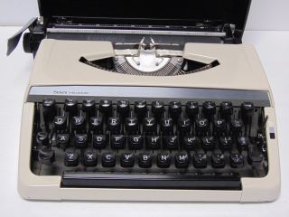 Old Vintage 1970s SEARS PORTABLE TYPEWRITER MADE IN JAPAN (NEEDS RIBBON) 8