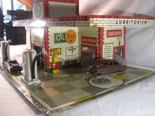 T COHN TIN TOY GAS STATION 1948 - WITH 3 CARS - VIRTUALLY COMPLETE - 2