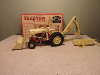 Cragston Corp 4040 Ford Battery Operated Remote Control Tractor.