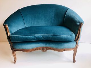 Immaculate Carved Vintage Country French Settee Loveseat