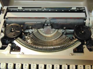 Vtg 1970 MONTGOMERY WARDS SIGNATURE 300T PORTABLE TYPEWRITER MADE IN JAPAN 4