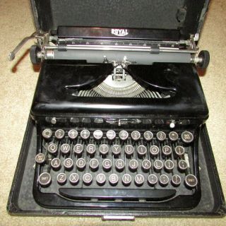 Vintage Black Metal Royal Typewriter W/hard Case,