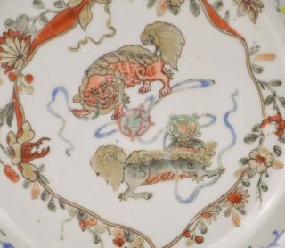 A VERY FINE CHINESE 18TH CENTURY PORCELAIN PLATE WITH FOO DOGS 3