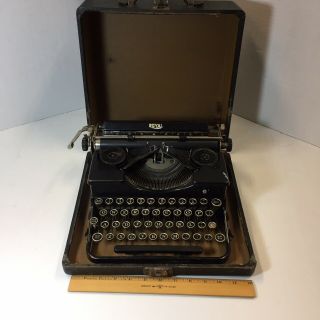 Antique 1930 ' s Royal Portable Typewriter Model 