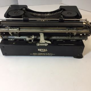 Antique 1930 ' s Royal Portable Typewriter Model 