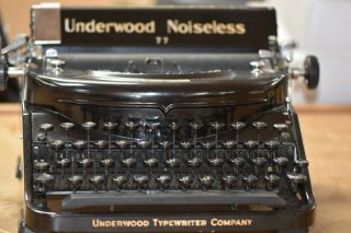 Vintage Underwood Noiseless 77 Typerwriter