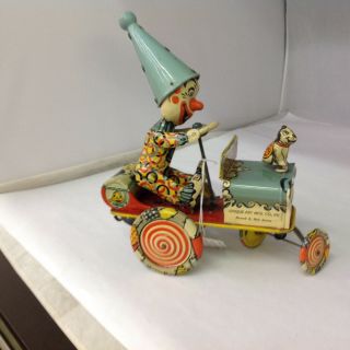 VINTAGE UNIQUE ART MFG.  CO.  ARTIE THE CLOWN Tin Wind Up Toy Car.  610 - G 6