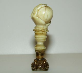 AN ANTIQUE GEORGIAN,  18TH CENTURY,  9 CT GOLD BALL IN THE HAND FOB SEAL 4