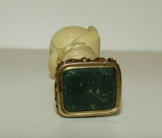 AN ANTIQUE GEORGIAN,  18TH CENTURY,  9 CT GOLD BALL IN THE HAND FOB SEAL 6