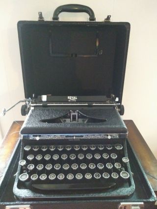 Antique Royal De Luxe Typewriter
