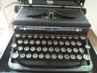 Antique Royal De Luxe typewriter 2