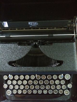 Antique Royal De Luxe typewriter 3
