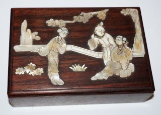 20c Chinese Covered Hardwood Box W.  Mop Figures In A Garden Motif