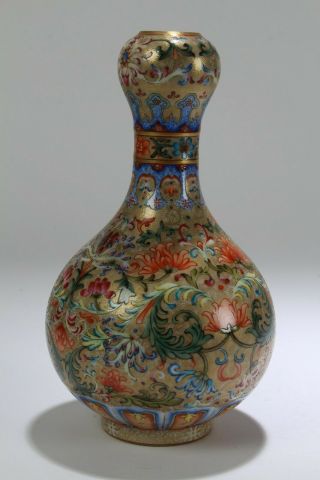 A Chinese Garlic - head Detailed Porcelain Fortune Vase 2