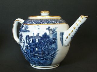 CHINESE 18th C QIANLONG BLUE AND WHITE PAGODA PORCELAIN TEAPOT VASE 2