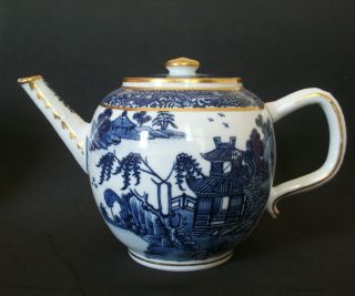CHINESE 18th C QIANLONG BLUE AND WHITE PAGODA PORCELAIN TEAPOT VASE 6