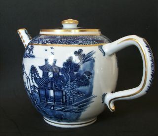 CHINESE 18th C QIANLONG BLUE AND WHITE PAGODA PORCELAIN TEAPOT VASE 7