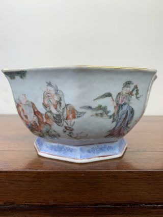 antique chinese famille rose bowl with eight figures 4