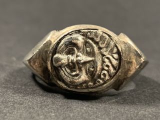 ANCIENT ROMAN SILVER LEGIONARY RING WITH LEADING SLAVE MASK INSERT C.  100 - 200BC 2
