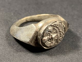 ANCIENT ROMAN SILVER LEGIONARY RING WITH LEADING SLAVE MASK INSERT C.  100 - 200BC 5