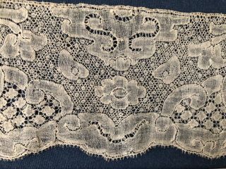 Early 1700s Mechlin bobbin lace with snow / perdrix and fancy fills 3