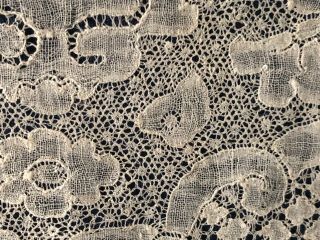 Early 1700s Mechlin bobbin lace with snow / perdrix and fancy fills 4