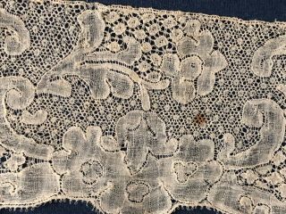 Early 1700s Mechlin bobbin lace with snow / perdrix and fancy fills 7