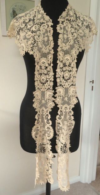 A VICTORIAN SCHIFFLI LACE COLLAR WITH LONG LAPPET FRONT 2