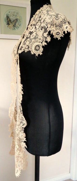 A VICTORIAN SCHIFFLI LACE COLLAR WITH LONG LAPPET FRONT 3