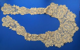 A VICTORIAN SCHIFFLI LACE COLLAR WITH LONG LAPPET FRONT 4