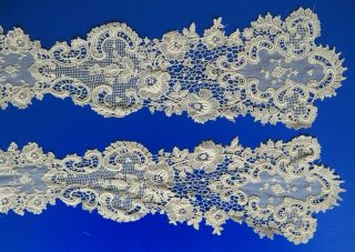 A VICTORIAN SCHIFFLI LACE COLLAR WITH LONG LAPPET FRONT 5
