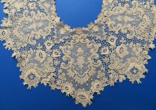 A VICTORIAN SCHIFFLI LACE COLLAR WITH LONG LAPPET FRONT 7