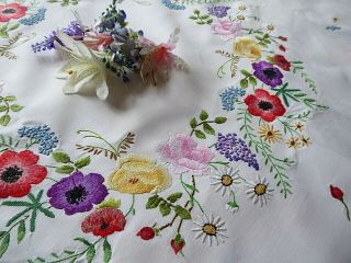 VINTAGE HAND EMBROIDERED TABLECLOTH - STUNNING FLOWER CIRCLE - SO LOVELY 10