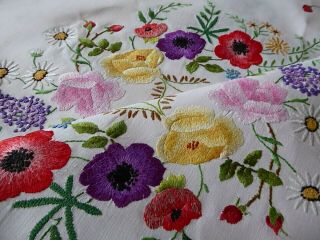 VINTAGE HAND EMBROIDERED TABLECLOTH - STUNNING FLOWER CIRCLE - SO LOVELY 4