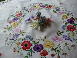 VINTAGE HAND EMBROIDERED TABLECLOTH - STUNNING FLOWER CIRCLE - SO LOVELY 7